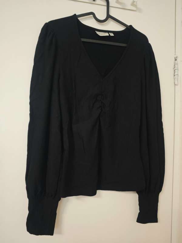 5 GESTUZ black sweater