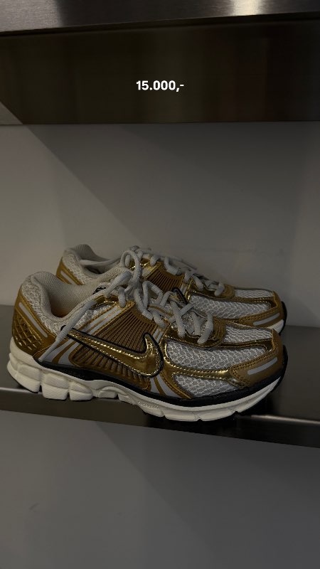 Gull Nike skór