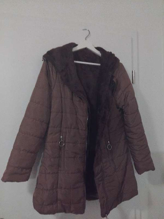 Brún úlpa, létt og hlý. Composition