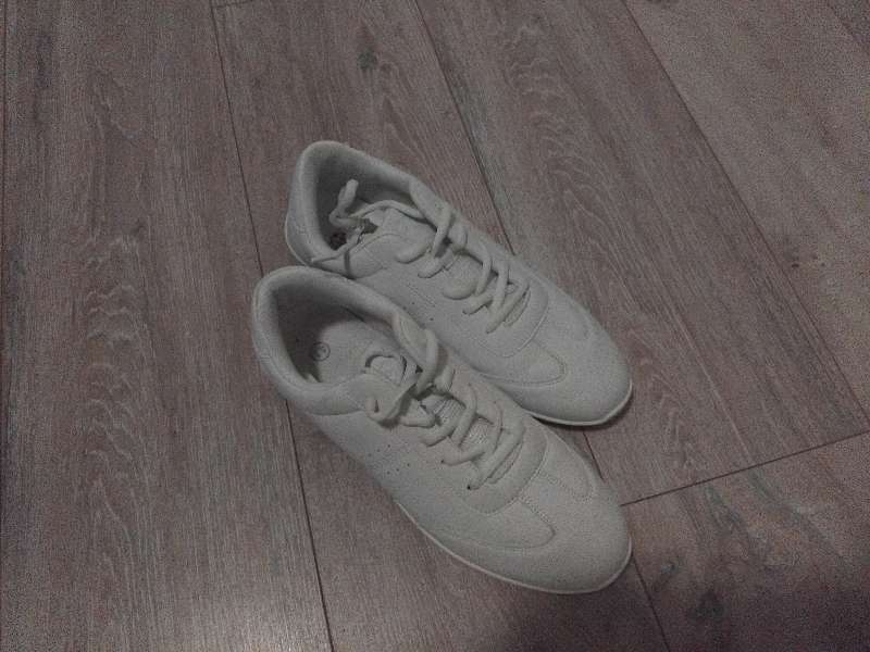 Hvítir strigaskór, Nett númer