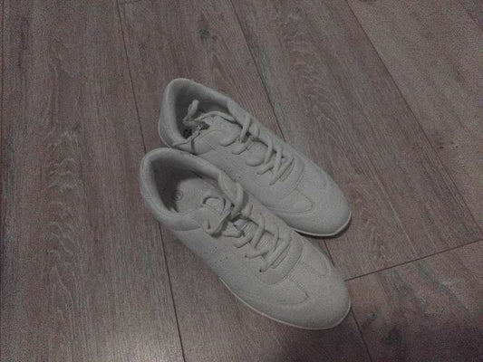 Hvítir strigaskór, Nett númer