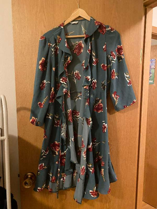 Grænn blómamynstraður Cubus kjóll