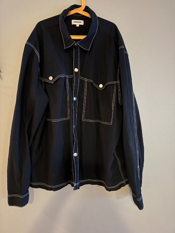 Weekday svört skyrta