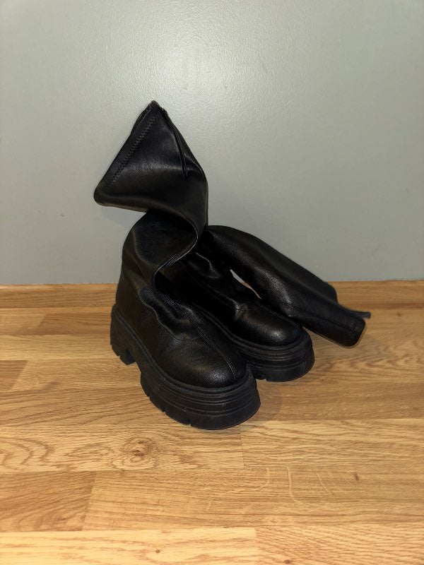 svört há boots