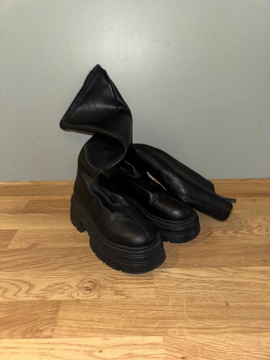 svört há boots
