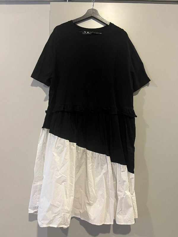 AOC svartur kjóll með hvítum pífum