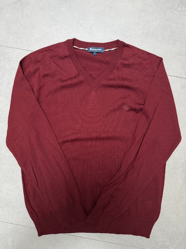 Vínrauð V neck peysa. Aquascutum
