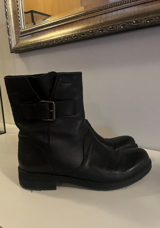 Svartir leðurskór/m spennu á hliðinni