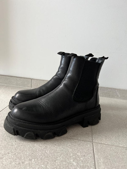Pavement boots