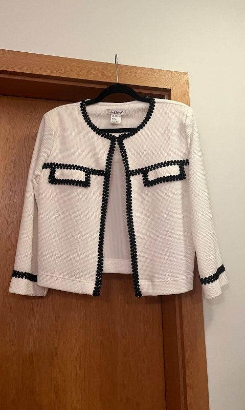 Stuttur jakki - hvítur m/svörtu