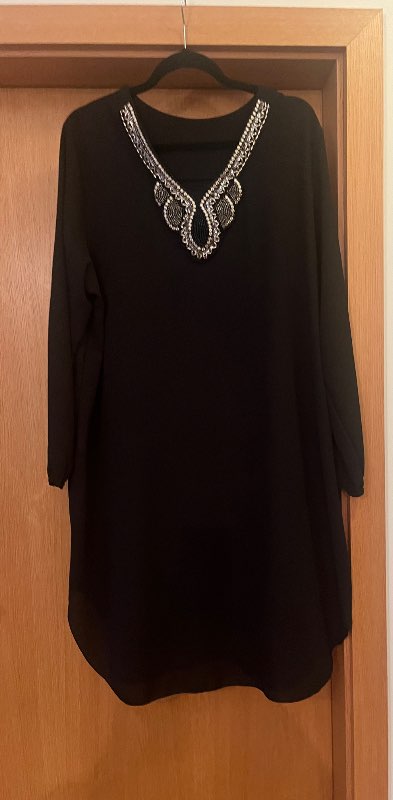 Svartur kjóll m/skrauti