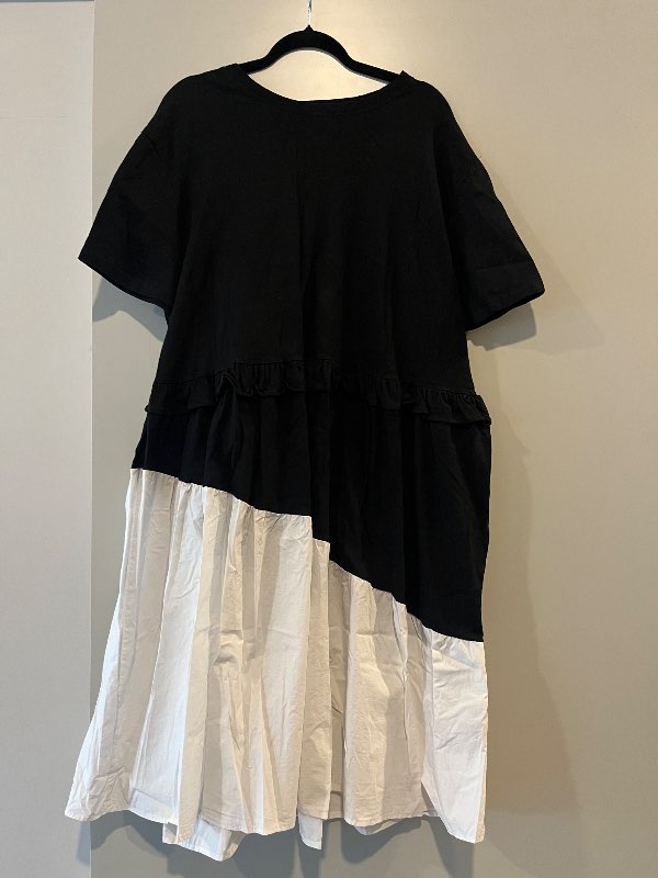 AOC svartur kjóll með hvítum pífum