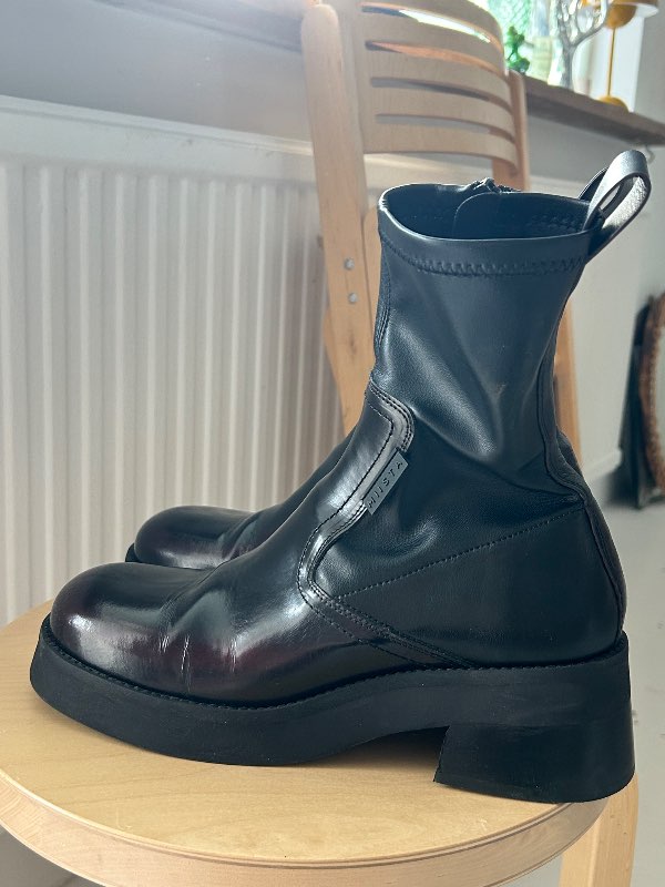Miista Oliana boots í kassanum