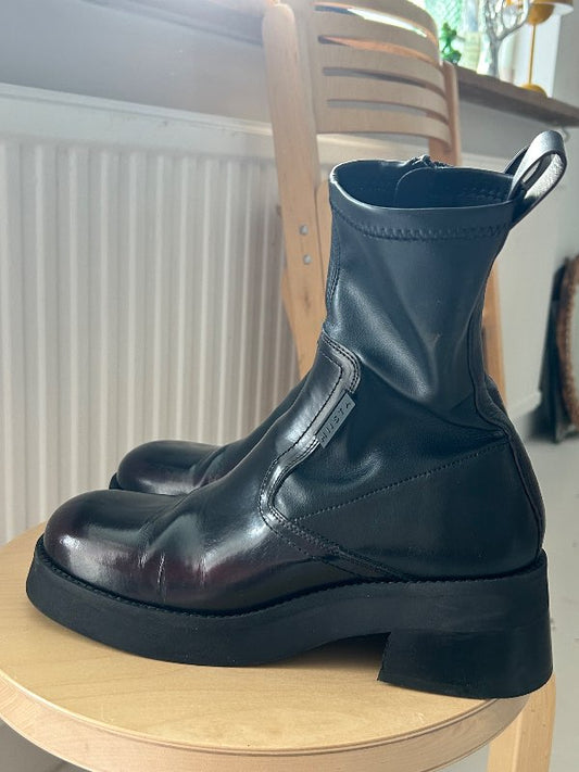 Miista Oliana boots í kassanum