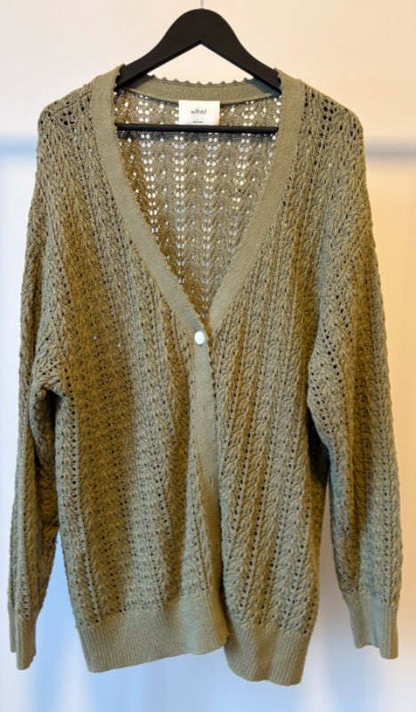 Aritzia hneppt peysa