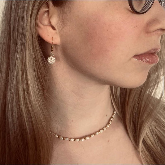 Stutt ferskvatnsperlur með gylltum perlun