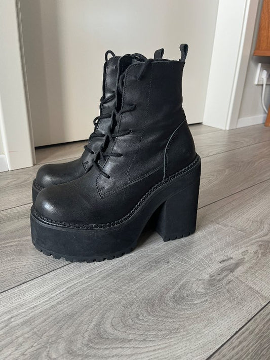 UNIF boots