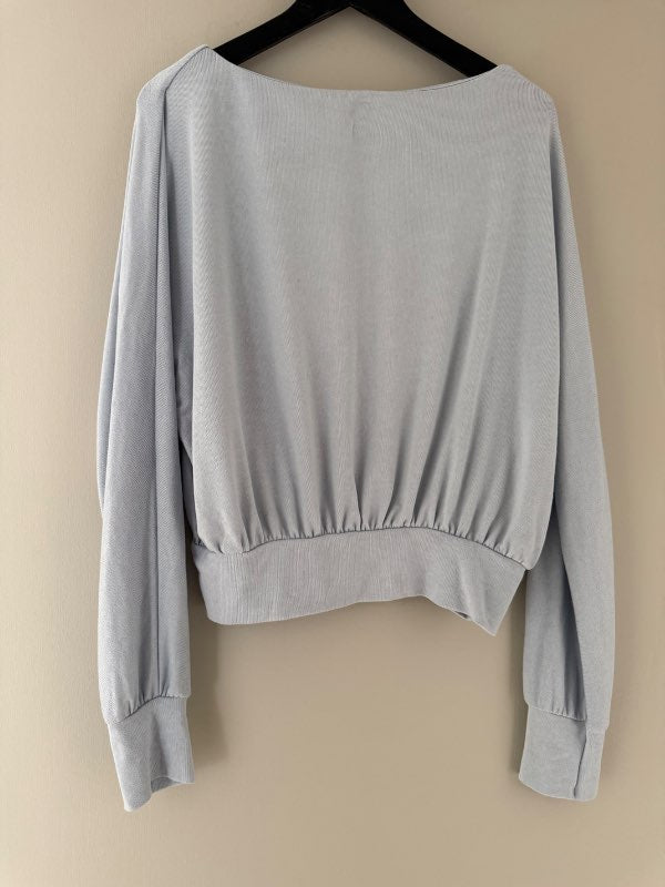 Ljósblár bolur frá Gina Tricot með víðu hálsmáli