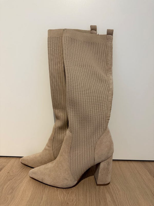 Stígvél úr rúskinni og teygjuefni, beige, ónotuð