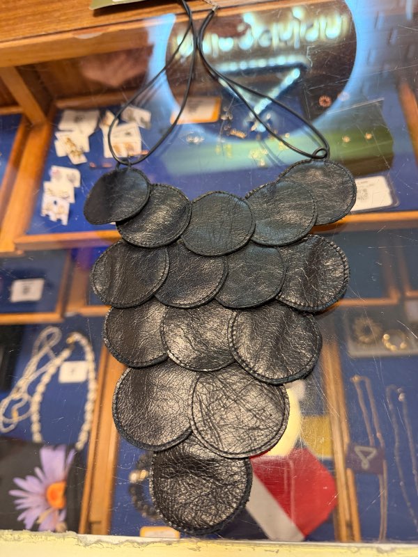 Núrgis leðurhálsmen