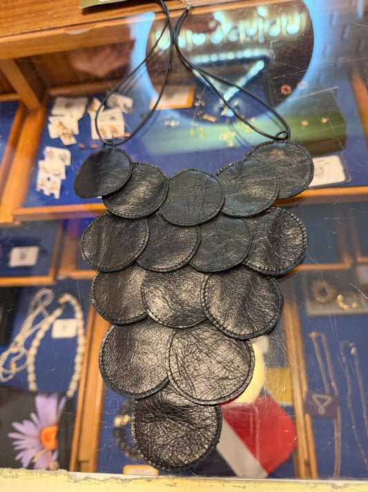 Núrgis leðurhálsmen