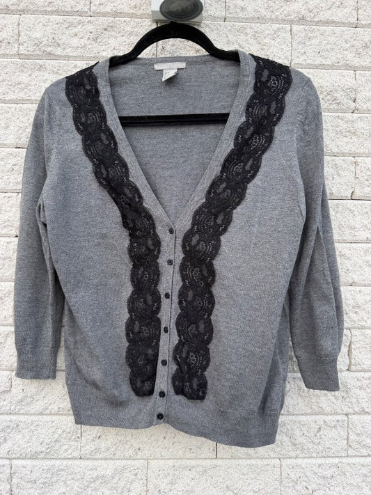 H&M grá peysa með svartri blúndu
