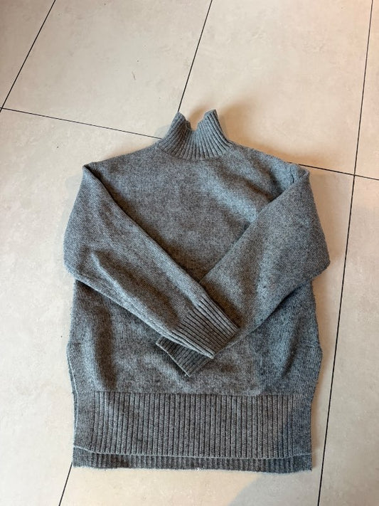 H&M grá peysa með kraga