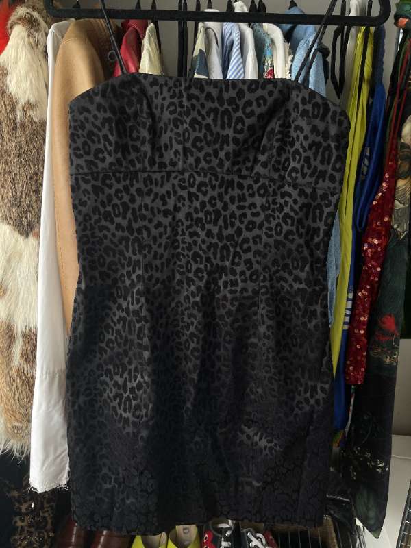 Svartur hlébarða minidress