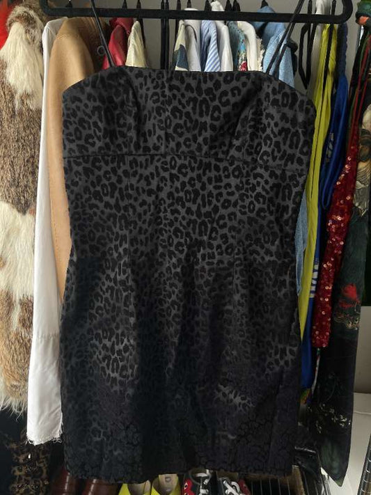Svartur hlébarða minidress