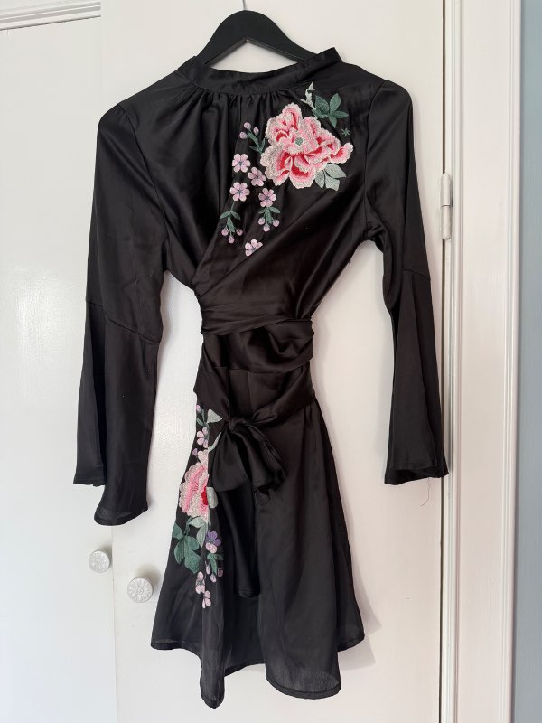 Svartur kjóll m. blómum