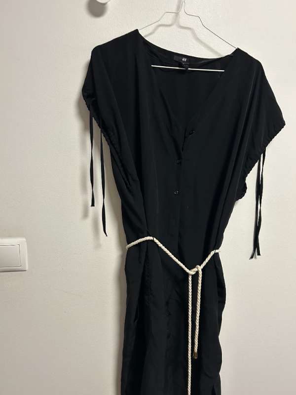 HM svartur hnepptur kjóll