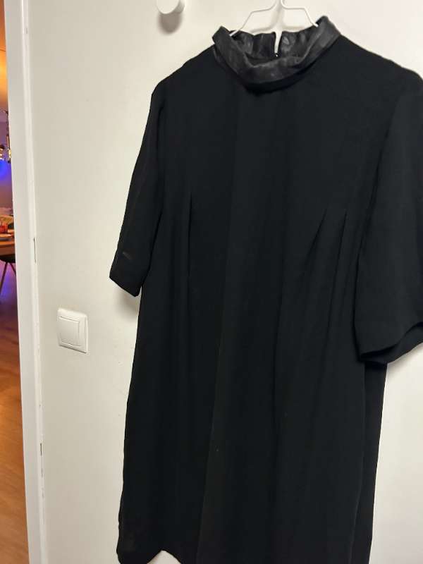 COS svartur kjóll með leðurkraga