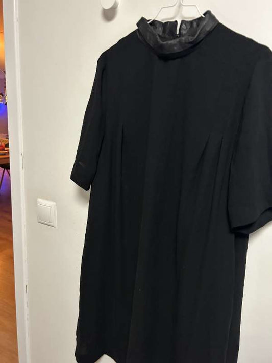 COS svartur kjóll með leðurkraga