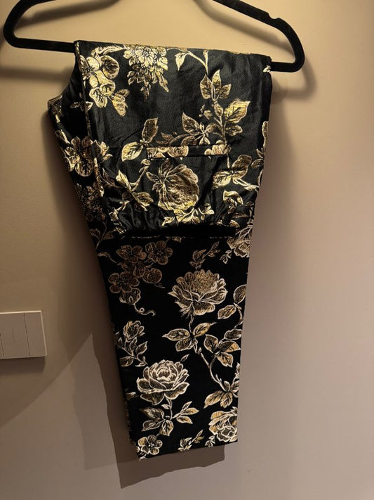 VILA (XL) svartar buxur m/gylltum blómum