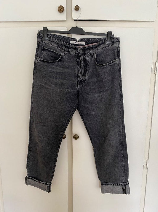 Two women boyfriend jeans