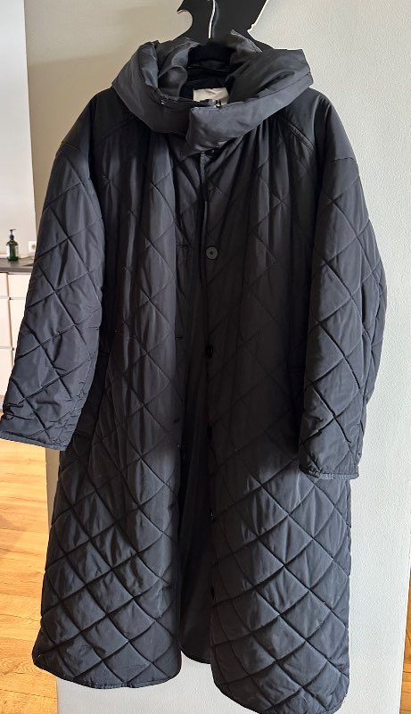 Svört síð kápa m/hettu (hægt að taka af)