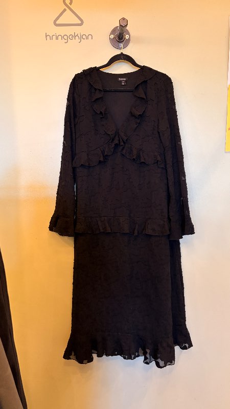 Svartur frilly Boohoo kjóll