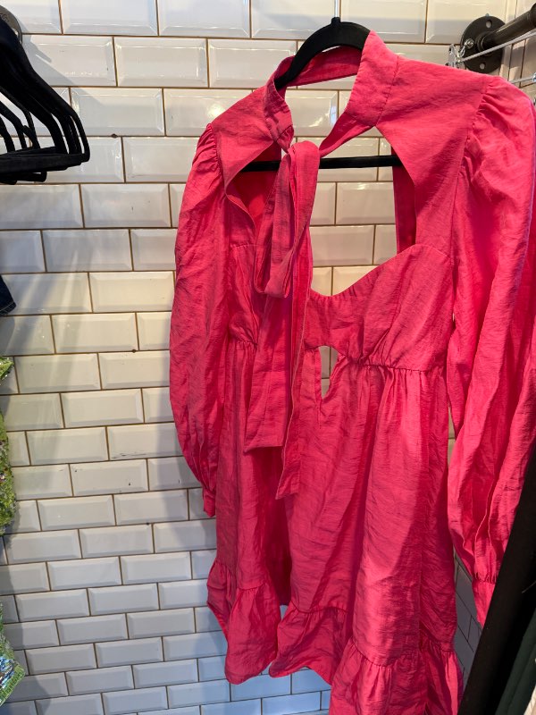 Dökk bleikur cut out kjóll