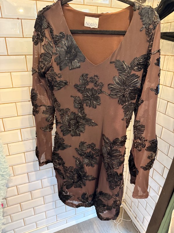 Brún & svartur útsaumur kjóll