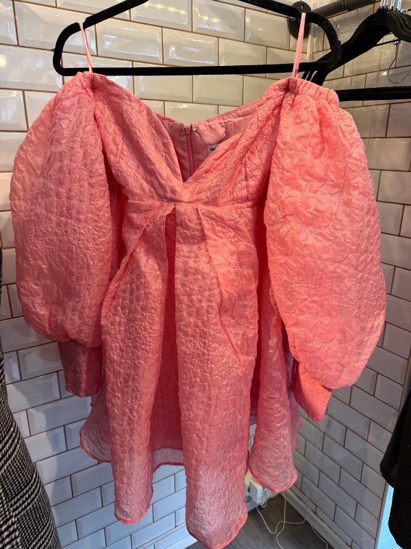 Bleikur off the shoulder kjól