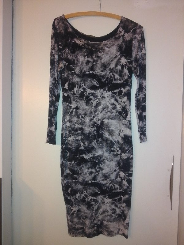 Grásvartur tiedye kjóll