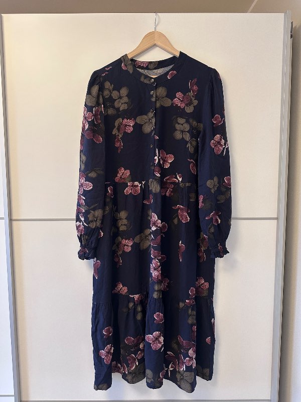 Kjóll m. blómamynstri og tölum