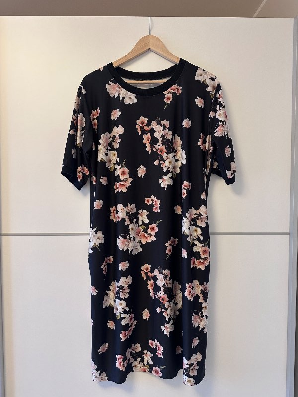 Svartur blómakjóll