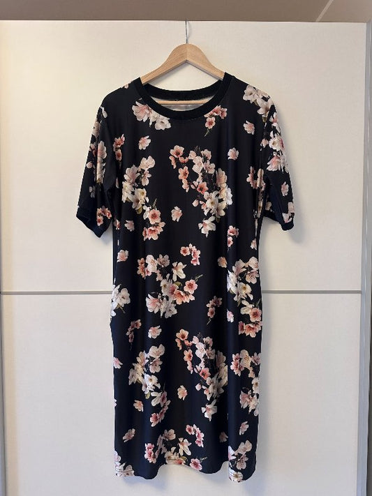 Svartur blómakjóll