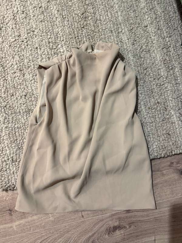 Beige high neck blússa