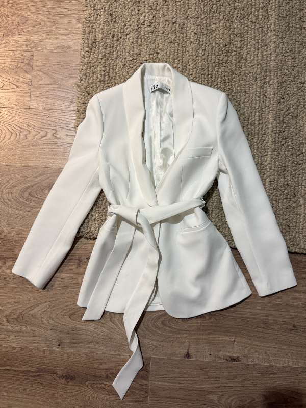 Hvítur blazer m. belti
