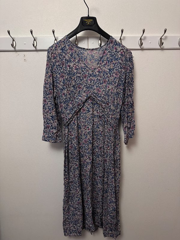 Blár kjóll m. blómamynstri