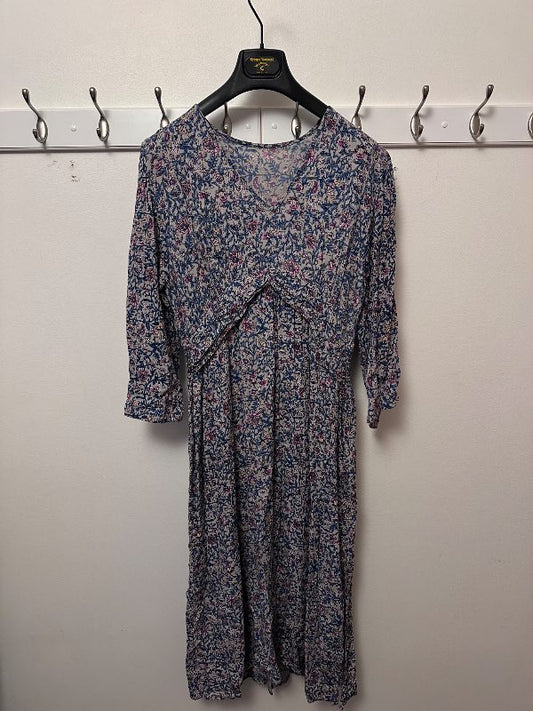 Blár kjóll m. blómamynstri