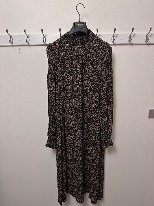 Svartur kjóll með blómum