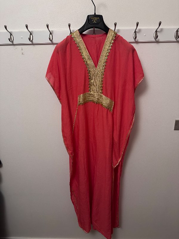 Bleikur kjóll með gylltu hálsmáli